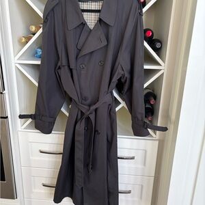 London Fog Men's black vintage 1980s trench coat spring weight  size 44